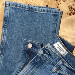 Abercrombie the 90s straight ultra high rise size 28R medium wash